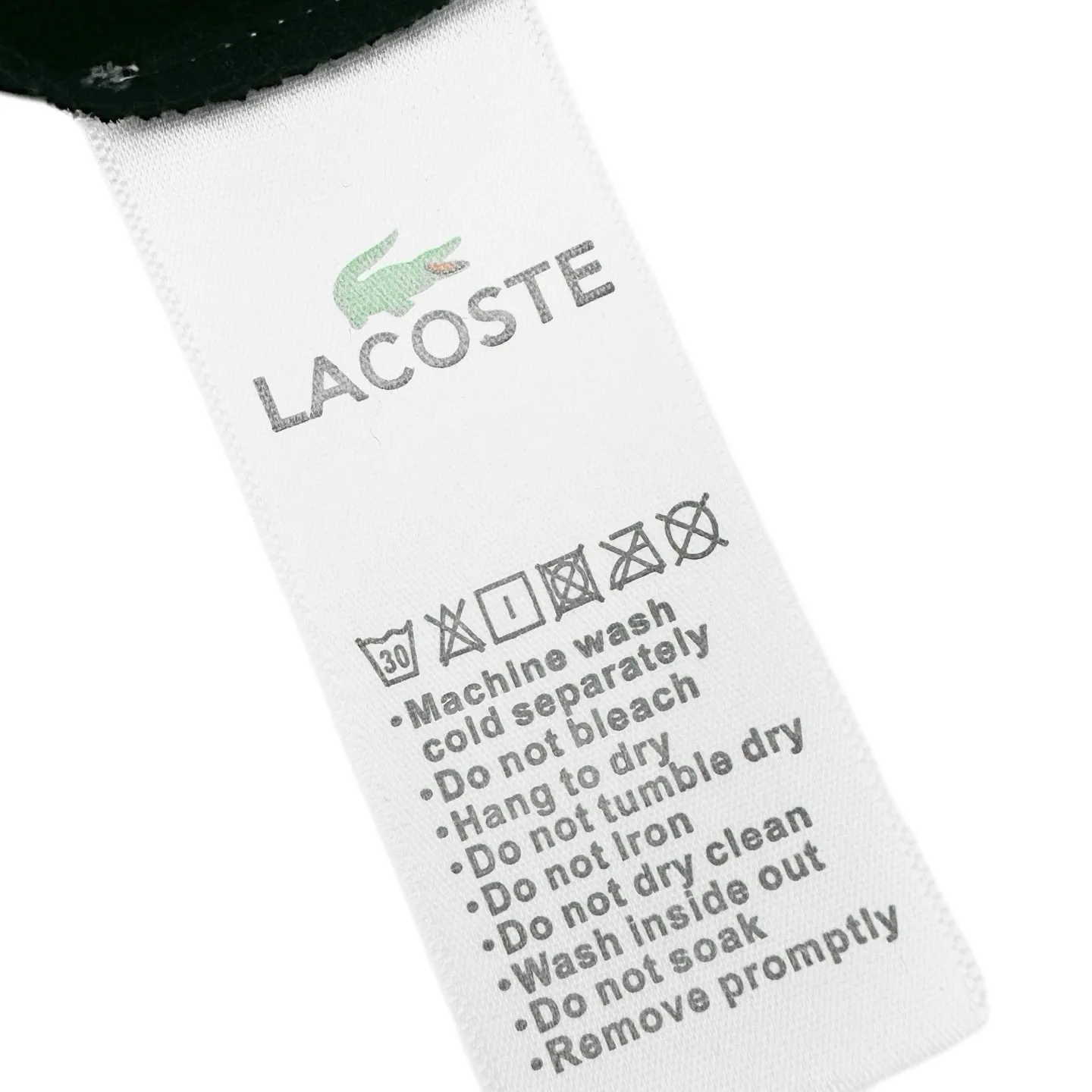 Lacoste crocodile logo Polo shirt (Black). The original version was purchased for 1,090. The fabric is made of custom-made glaze bee extract cotton. It is delicate, soft and comfortable. Breathable, soft black with a sense of breathing. Not heavy, not ostentatious. Use the calmest tones to interpret the French sense of relaxation. The iconic small crocodile jumps to the heart. On the pure black canvas, it outlines a low-key edge with a vivid attitude. Keep it simple. Use Black as the base and green crocodile as the print. It shows the texture and brand heritage in a low-key manner. It adopts the stamping process to make independent embroidered stamps through computer embroidery, and then positions them and sews them to fix it on the clothes. It has a strong three-dimensional effect, is strong and washable, has stable quality, and the fabrics have been washed with enzymes. It has a better hand feel and texture. It is not easy to deform, shrink or fade, and maintains long-term beauty. Size:S-M-L-XL